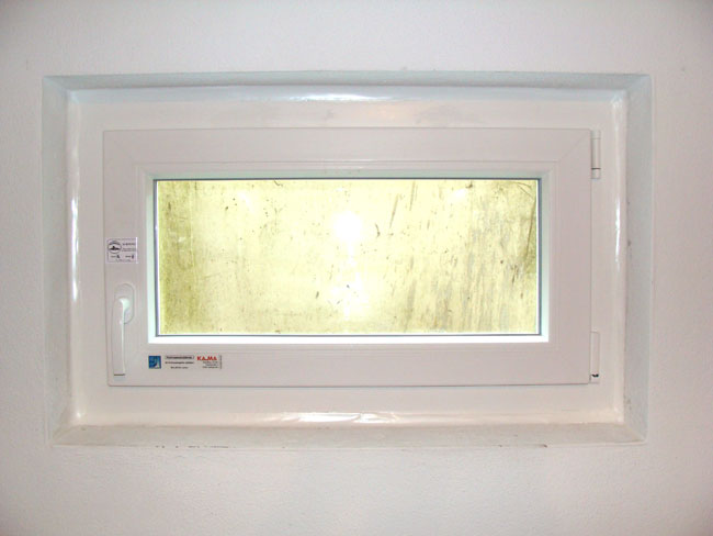Neues Hochwasserschutzfenster nach der Montage